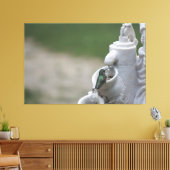 Kolibrie in de fontein canvas afdruk (Insitu (Woonkamer))