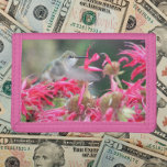 Kolibrie in vlucht en roze bloemen drievoud portemonnee<br><div class="desc">Voor kolibrie en natuur fans! Beveilig geld en creditcards met deze portemonnee met het foto-afbeelding van een kleine kolibrie over roze bloemen. Selecteer uw portemonnee kleur.</div>