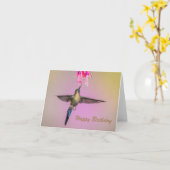 Kolibrie met lange staart vliegen Gelukkige Verjaa Kaart (Gele Bloem)