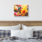 Kolibrie nippen nectar van bloem canvas afdruk (Insitu (Slaapkamer))