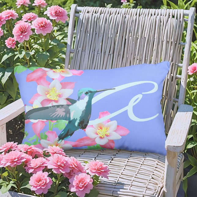 Kolibrie & Roze Columbine Bloemen Monogram Blauw Buitenkussen (Hummingbird floral outdoor pillow with monogram and cheerful pink Columbine flowers on periwinkle)