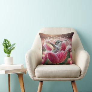 Kolibrie spettert in een tulp kussen