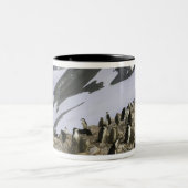 Kolonie van Chinstrap pinguïns Tweekleurige Koffiemok (Center)