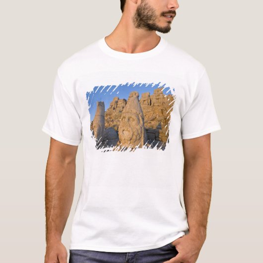 Kolossale kopbeelden van goden die de t-shirt (Voorkant)