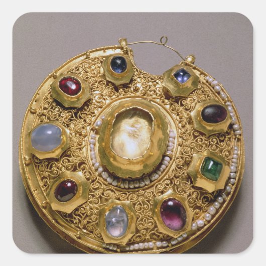 Kolt medallion, goudset met parels en vierkante sticker (Voorkant)