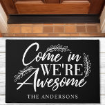 Kom binnen, we zijn Geweldige Black Funny Family D Deurmat<br><div class="desc">Kom binnen,  we zijn Geweldige Black Funny Family Doormat. Deze luxe deurmat is voorzien van een modern script met roestvrijer olijftakaccenten. Pas dit grappige aangepaste ontwerp aan met uw eigen familienaam. Maakt het perfecte cadeau voor het huishouden.</div>