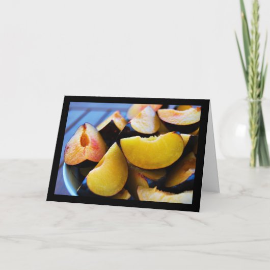 Kom met gesneden pruimenfruit kaart (Voorkant)