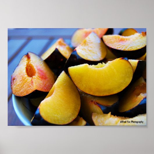 Kom met gesneden pruimenfruit poster (Voorkant)