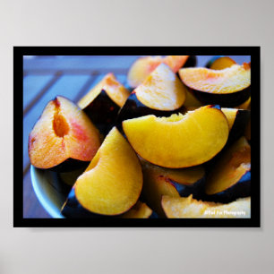 Kom met gesneden pruimenfruit poster