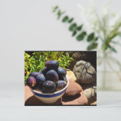 Kom met vijgenfruit op steen briefkaart (Staand voorkant)