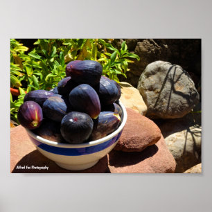 Kom met vijgenfruit op steen poster