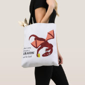 Kom nooit tussen een draak en zijn boek tote bag (Dichtbij)