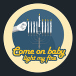 KOM OP BABY LICHT MIJN VUURMENORAH AAN RONDE STICKER<br><div class="desc">Fijne feestdagen! Shop Holiday Humor, LGBTQ Design en Funny Christmas Gifts van LGBTShirts.com Shop voor iedereen en blader meer dan 10, 000 LGBTQ Gifts, Holiday Humor, Equality, Slang, & Culture Design. De meest unieke Gay, Lesbian Bi, Trans, Queer en Intersexed Kleding op het web. SHOP MEER LGBTQ Design en geschenken...</div>