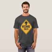 KOME 98.5 FM Wegwijzer Retro T-shirt – Gele Diam (Voorkant volledig)