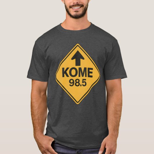 KOME 98.5 FM Wegwijzer Retro T-shirt – Gele Diam (Voorkant)