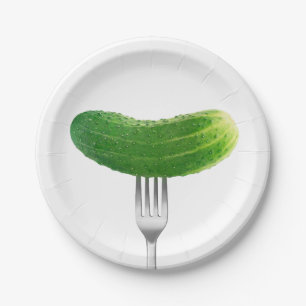 Komkommer op een vork papieren bordje