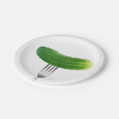 Komkommer op een vork papieren bordje (Gekanteld)