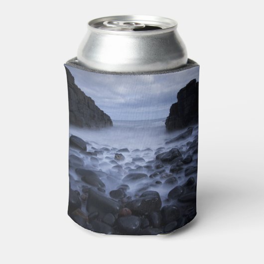 Kommen en Rocks langs de Ocean Shoreline Blikjeskoeler (Blikje Achterkant)