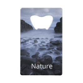 Kommen en Rocks langs de Ocean Shoreline Creditkaart Flessenopener