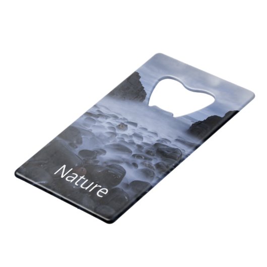 Kommen en Rocks langs de Ocean Shoreline Creditkaart Flessenopener (Voorkant Gekanteld)