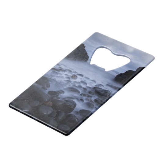 Kommen en Rocks langs de Ocean Shoreline Creditkaart Flessenopener (Achterkant Gekanteld)