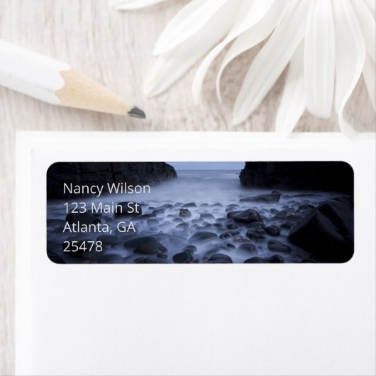 Kommen en Rocks langs de Ocean Shoreline Etiket (Insitu)