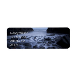 Kommen en Rocks langs de Ocean Shoreline Etiket