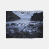 Kommen en Rocks langs de Ocean Shoreline Fleece Deken (Voorkant (Horizontaal))