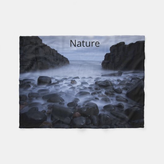 Kommen en Rocks langs de Ocean Shoreline Fleece Deken (Voorkant (Horizontaal))
