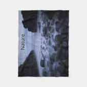 Kommen en Rocks langs de Ocean Shoreline Fleece Deken (Voorkant)
