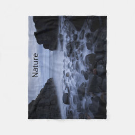 Kommen en Rocks langs de Ocean Shoreline Fleece Deken