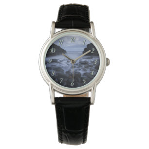 Kommen en Rocks langs de Ocean Shoreline Horloge
