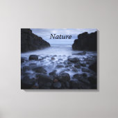 Kommen en Rocks langs het Ocean Shoreline Canvas (Voorkant)