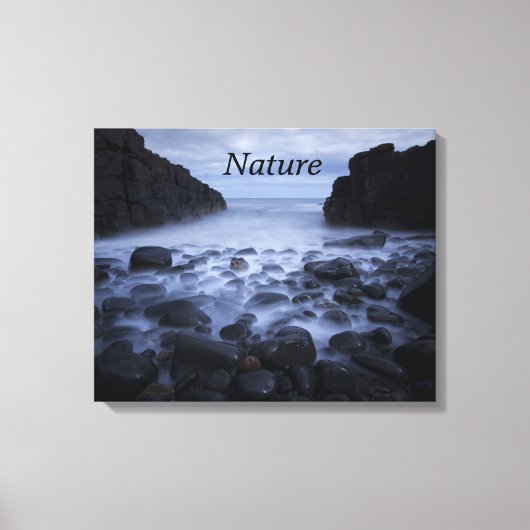 Kommen en Rocks langs het Ocean Shoreline Canvas (Voorkant)