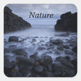 Kommen en Rocks langs het Ocean Shoreline Square Vierkante Sticker