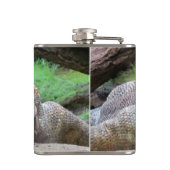 Komodo draak over de rotsen heupfles (Achterkant)