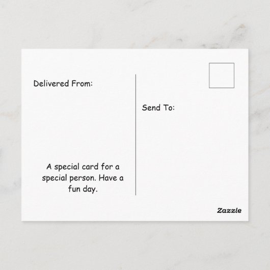 Komodo-draak zit aan tafel met verjaardagstaart briefkaart (Achterkant)