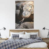 Komodo Dragon die zijn tong uittrekt Canvas Afdruk (Insitu (Slaapkamer))
