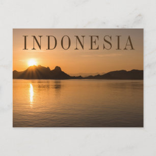 Komodo-eiland bij zonsondergang briefkaart
