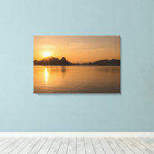Komodo-eiland bij zonsondergang canvas afdruk (Insitu (Houten vloer))
