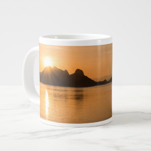 Komodo-eiland bij zonsondergang grote koffiekop