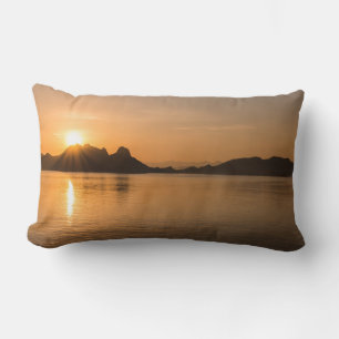 Komodo-eiland bij zonsondergang kussen