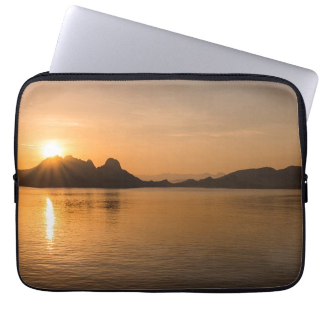 Komodo-eiland bij zonsondergang laptop sleeve (Voorkant)