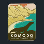 Komodo Nationaal Park Indonesië Vintage Magneet<br><div class="desc">Komodo vectorkunstwerk ontwerp. Het park is een nationaal park in Indonesië dat gelegen is op de eilanden van de Lesser Sunda in het grensgebied tussen de provincies Oost-Nusa Tenggara en West-Nusa Tenggara.</div>