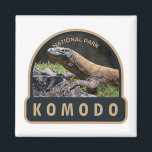 Komodo Nationaal Park Indonesië Vintage Magneet<br><div class="desc">Komodo vectorkunstwerk ontwerp. Het park is een nationaal park in Indonesië dat gelegen is op de eilanden van de Lesser Sunda in het grensgebied tussen de provincies Oost-Nusa Tenggara en West-Nusa Tenggara.</div>