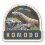 Komodo Nationaal Park Indonesië Vintage Sticker<br><div class="desc">Komodo vectorkunstwerk ontwerp. Het park is een nationaal park in Indonesië dat gelegen is op de eilanden van de Lesser Sunda in het grensgebied tussen de provincies Oost-Nusa Tenggara en West-Nusa Tenggara.</div>