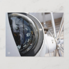 Kompas dat de richting geeft aan een avontuur. briefkaart