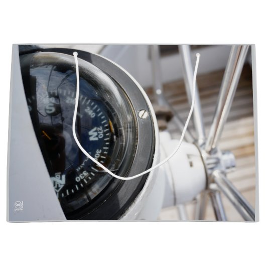 Kompas dat de richting geeft aan een avontuur.  groot cadeauzakje (Voorkant)