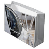 Kompas dat de richting geeft aan een avontuur.  groot cadeauzakje (Voorkant Gekanteld)