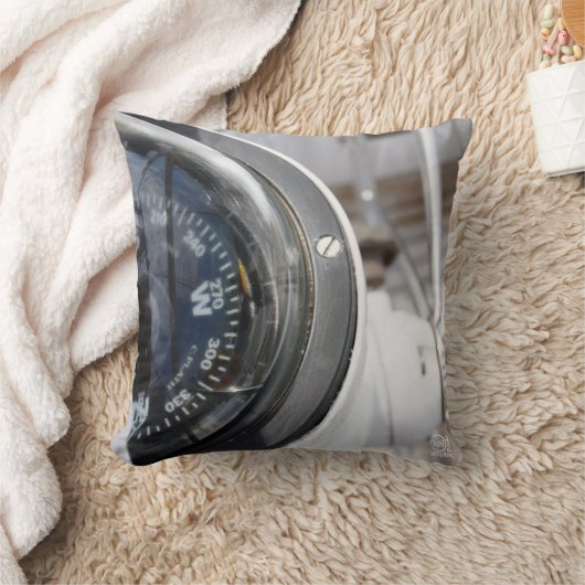 Kompas dat de richting geeft aan een avontuur.  kussen (Deken)